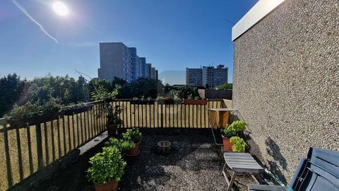 This modern penthouse in Laatzen offers a unique living experience with its 2 rooms on 85 m². The large, bright rooms and the spacious terrace invite you to relax. Ideal for investors, the apartment also offers a parking space, a spacious cellar and ...