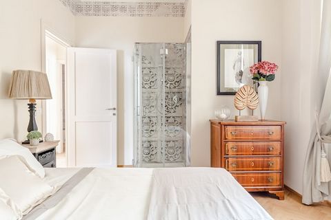 Franchissez la porte de la Casa San Frediano et vous vous retrouverez au cœur du riche patrimoine historique de Lucques. Situé sur la célèbre Piazza San Frediano, ce magnifique appartement est aux premières loges de l'un des monuments les plus emblém...