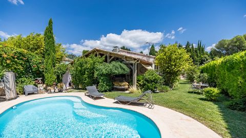 Discreetly positioned at the end of a cul-de-sac in a sought-after quarter of Paradou, this charming single-storey, 4-bedroom house is within walking distance of the village centre. Offering 165 m2 of living space comprising a sitting room with firep...