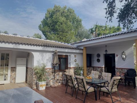 An Idyllic Retreat tucked away between tranquil nature surrounded by gently rolling hills. This superbly maintained and presented home offers clean functional and visually arresting spaces. Only a few minutes from here we have arterial roads and majo...