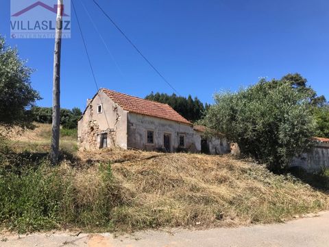 A pleasant refurbishment property close to São Martinho do Porto, with excellent views over the valleys on the Portuguese West coast. A property for remodeling or to develop a new project following your specific ideas and needs. The plot of approxima...