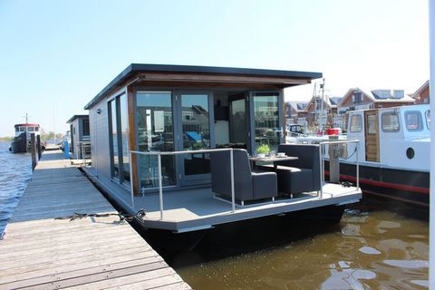 Ces hébergements spéciaux sont stationnés dans les plus beaux endroits du port de plaisance, complètement au fond. De ce fait, vous aurez non seulement une vue phénoménale sur le lac d'Uitgeestermeer, mais la houle est aussi limitée à un minimum. Le ...