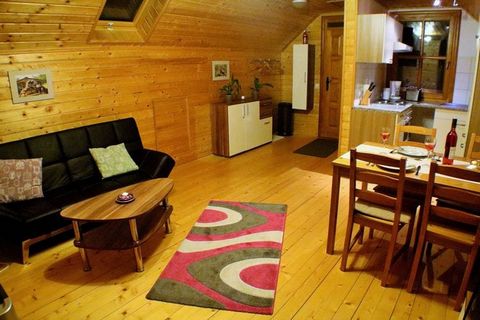 Questo bellissimo appartamento per vacanze per un massimo di 3 persone fa parte di una casa vacanze in legno e si trova a Liebenfels in Carinzia, in mezzo alla natura in un grande allevamento di cavalli berberi. La casa vacanze in legno costruita eco...