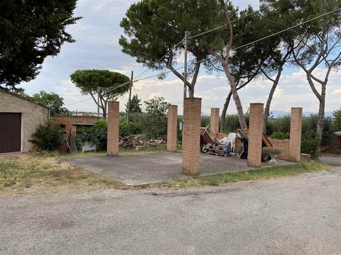 CASTIGLIONE DEL LAGO (PG), Frattavecchia: urban annex with approved project for conversion into a civil dwelling of 42 sqm consisting of one room with bathroom and porch. The property includes communal courtyard.