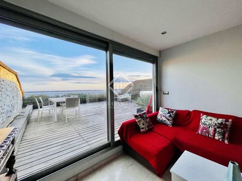 Esta increíble vivienda está ubicada en el piso 31 del edificio más alto de Alicante y ofrece increíbles vistas al mar y la montaña. El piso tiene 2 amplios dormitorios con armarios empotrados, un baño, cocina totalmente equipada y salón dormitorio/e...
