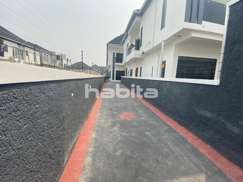Dit is een 4 slaapkamer halfvrijstaand huis in Ikota GRA, Ikota villa, Lekki, Lagos.It is nieuw gebouwd met hoogwaardige afwerking en hebben een lange oprit als compound evenals ruime parkeerplaatsen. Ikota GRA is een sereen landgoed met een goed bev...