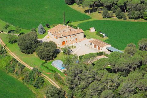 This exclusive, fully renovated country property is set in the heart of the Pla de l'Estany, in wonderful natural surroundings yet close to important towns and services. With a total built area of 1,100 m², the estate is organised into 3 main units: ...