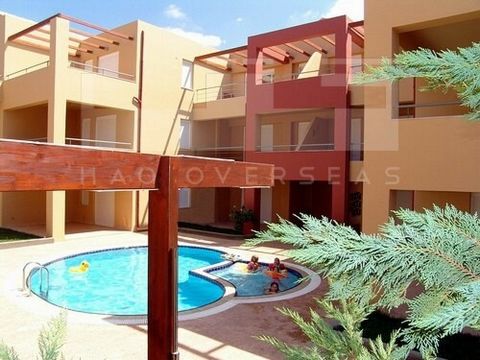 Este apartamento de 2 dormitorios en primera planta frente al mar en venta en Chania, Creta, se encuentra justo en la playa del pueblo de Maleme en Platanias, Chania, en la isla de Creta. Forma parte de un complejo de 24 residencias individuales con ...