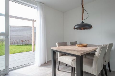 The modern, luxury Nieuwvliet Bad Beach Resort is still under construction. This detached, ground-floor 4-person lodge has recently been added to the selection. The lodges are furnished in a modern, comfortable and complete way. In the living room yo...