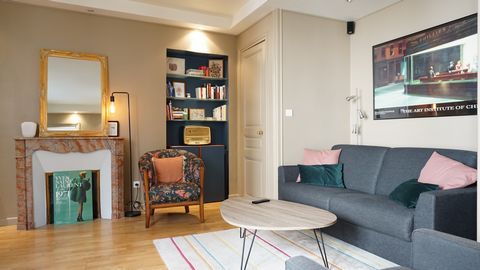 One bedroom apartment with a surface area of ​​68m², located on the 3rd floor without elevator, of a luxury building in the 4th arrondissement. The apartment is fully equipped: internet connection, heating, television, cable, ceramic hob, fridge, mic...