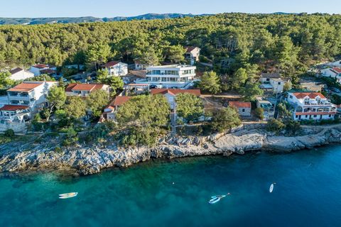 Denna sällsynta pärla med en total yta på 235m2 ligger i Vrbovska, på ön Hvar, bara 50 m från havet och en vacker stenstrand. Hvar är en av de vackraste och mest glamorösa öarna i centrala Dalmatien. Det är en mycket exklusiv plats som är särskilt at...