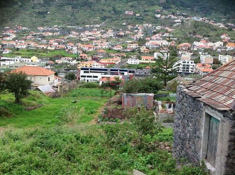 Land in Machico, with a total area of 900 m² and a feature that stands out: its totally flat surface. Its location is exquisite, being located in an area where you will find essential conveniences, such as supermarkets and schools, as well as easy ac...