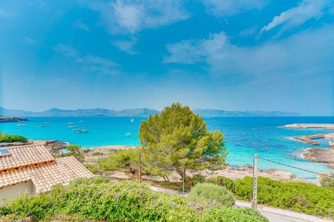 Semi-detached house on the seafront in Mal Pas (Alcudia). Opportunity on the seafront in Mal Pas a few meters from the beach in one of the best areas of the north of Mallorca, the property consists of about 130m2 built distributed over two floors, tw...