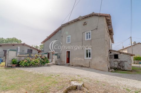 We offer you in Saint Laurent sur Gorre this real estate complex composed of a 4-room house to be completely renovated with on the ground floor, the living room then on the 1st floor a bedroom and a small room room with the possibility of creating a ...