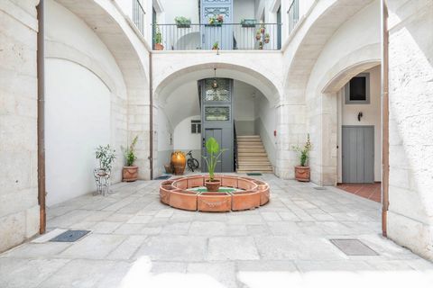 In the beating heart of Trani, a few steps from the beautiful and evocative port, between sea, art, culture and nightlife, we are pleased to offer for sale a prestigious historic residence of large size and divided into three apartments with independ...