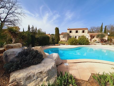 Located in the charming village of St Saturnin les Apt, close to essential shops, pretty one-storey Provencal house with unobstructed views of the Luberon. The ground floor is composed of a large living room with fireplace and open kitchen, a bedroom...