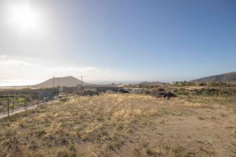 Have you imagined having a farm very close to the city? Now it is possible with this rustic land waiting for its new owner, is on the edge of the road, with water and light at street level and only 5 minutes from the center of Güimar, here you can ha...