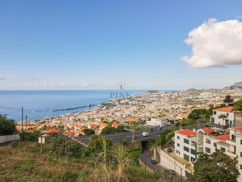 Terreno com 2200M2, localizado em São Gonçalo, 35 metros frente de estrada, de fácil construção e com vista magnífica para o Funchal. Uma excelente oportunidade para adquirir o terreno para a construção da sua moradia. Para informações complementares...