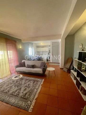 We present the 1 bedroom apartment located in Bemposta, Portimão. This property consists of an entrance hall, a bathroom with bathtub, a spacious bedroom with balcony, a large living/dining room, also with balcony and a kitchen in Kitchenette. Excell...