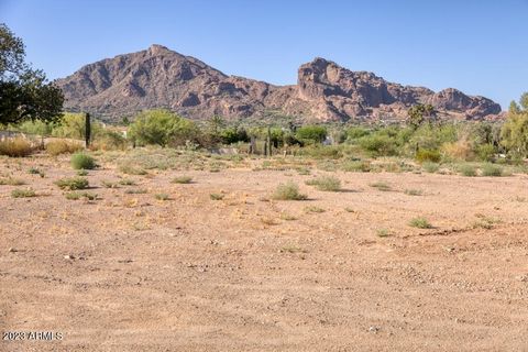 1 MILLION PRICE REDUCTION! Spectacular large 1.41 acre lot with COMPLETE CAMELBACK MOUNTAIN VIEWS FROM HEAD TO TAIL in addition to fabulous Mummy Mountain views! This is an elevated NON-HILLSIDE parcel across the street from Paradise Valley Country C...