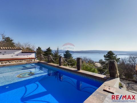 La maison avec vue panoramique sur la mer, garage, grand jardin avec piscine et espace pour socialiser est situé à Dramalj. La maison est répartie sur deux étages. Au premier étage, il y a un salon ouvert avec cuisine et salle à manger, chambre, sall...