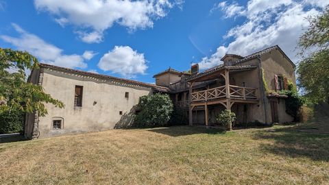 Formerly three village properties, the house was renovated in the 1980s to offer a diversified living space with a balance between shared and private areas, maintaining the old look with visible stones and beams and with an adjoining plot of approxim...