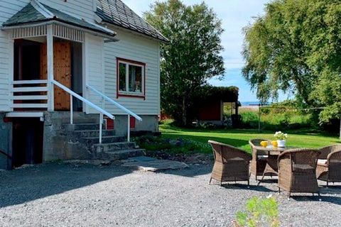 Beautifully located holiday home with panoramic views to the sea and the sunset. Great for anglers, friends and family. Fjørtofta now has mainland connection. Homely holiday home with TV: Norwegian and Nordic channels as well as the German channels R...