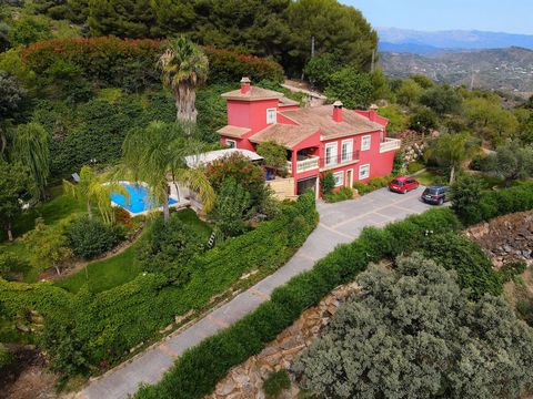 Beautiful and spacious country house just 2 minutes from the main road to Marbella. 395 m2 built and incomparable views in Monda. 6 bedrooms, 3 bathrooms and private pool. This property, with a 5,940 m2 plot, has a three-story country house built in ...