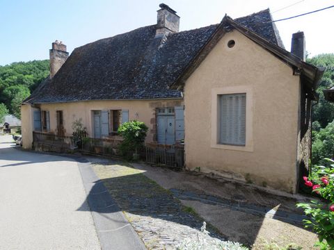 In een dorp op het platteland van de Corrèze vindt u dit huis dat vroeger uit 3 kleine huisjes bestond. Geheel onderkelderd met een 2 laagse kelder. De afzonderlijke entrees zijn nog steeds aanwezig, dus als u één deel wilt verhuren, is dit mogelijk....