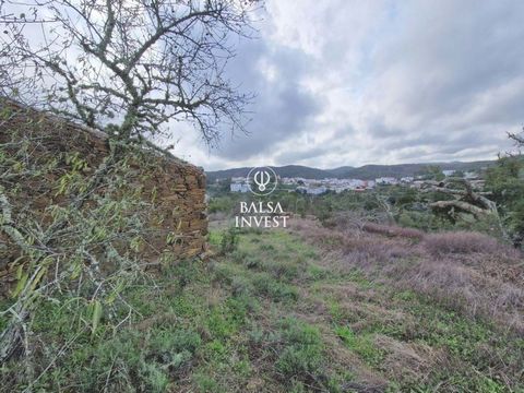 Urban land located next to the village of Cachopo just 40 km from Tavira. In the middle of the Serra do Caldeirão, in a location where tranquility and peace reign, but at the same time close to the most typical village in the northeast of the Algarve...
