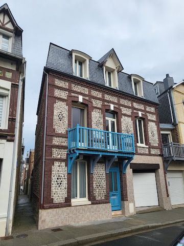 Exclusive!The Agence du center offers you this charming seaside house for sale in Fécamp! Very neat and with no work required, this house and its balcony overlooking the sea for sale just a stone's throw from the beach constitutes a real opportunity ...