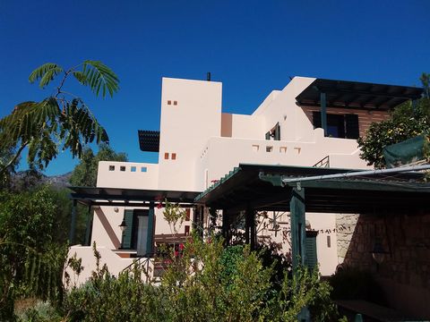 Agia Fotia – Iérapétra : Maison à étages bénéficiant d'une vue montagne et mer, située à seulement 1 km de la mer. La maison se compose de 2 chambres, 2 salles de bains et un salon-cuisine ouvert avec un joli poêle à bois. Il y a aussi un coin bureau...