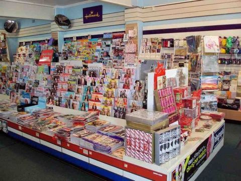 NEWSAGENCY LOTTO -- HAWTHORN -- #6154331 Book and lottery shops * LOCATED IN HAWTHORN * Earn $20,000+ for 6 days, * Reasonable weekly rental, long term lease of 15 years * The same owner has been doing it for 17 years, stable * The owner claims a wee...