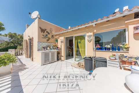 Detached house in Cala Vadella with 3 bedrooms Detached house in Cala Vadella with 3 bedrooms. The house is located on the west coast of Ibiza with some of the most beautiful beaches like Cala Tarida, Cala Moli, Cala D'hort and Cala Vadella only a fe...