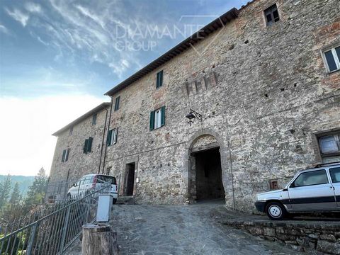 PIEGARO (PG), Macereto: Within the walls of the castle dating back to the 14th century, a two-storey flat measuring approximately 120 sqm, comprising: Ground floor: entrance hall and bathroom; First floor: living room with fireplace and open kitchen,...