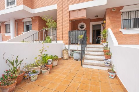 Are you looking for a triplex for sale in a privileged area of Almeria? We present this magnificent opportunity to acquire a triplex in front of the Torrecárdenas shopping center, in the Mirador del Mediterráneo urbanization. It is a house of 180 m2 ...