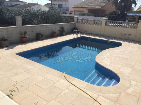 Single house on plot of 427 m2 with individual swimming pool. The house has a large garden with swimming pool and barbecue. Large living room with separate kitchen, 4 double bedrooms and two bathrooms. (One on floor) also has a large loft.Very quiet ...