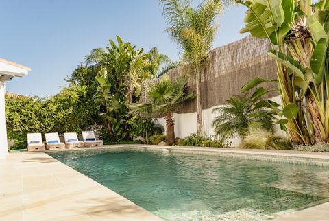 Modern fully renovated villa in a privileged location, only a short stroll to the beach in San Pedro de Alcántara. The house offers four full-size bedrooms, open-plan kitchen and living room with direct access to the large, Bali-style swimming pool a...