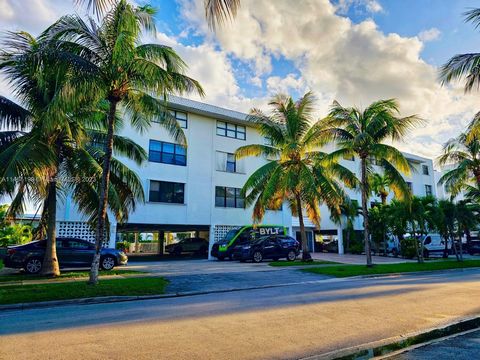 Investeerders zijn welkom! 5 minuten naar het strand! Verken dit prachtige appartement met 2 slaapkamers en 2 badkamers met een prachtig direct uitzicht op het water! gelegen in de gewaardeerde Eastern Shores-gemeenschap van North Miami Beach. Tegelv...
