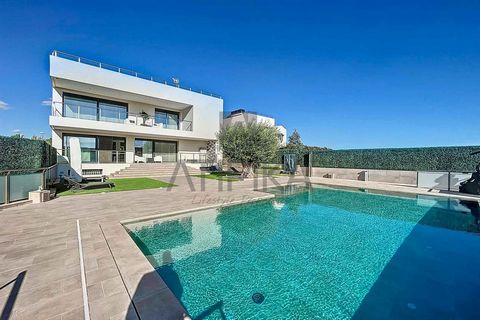 Spectacular luxury property for sale in the town of Montgat, with a 933m2 plot and 503m2 of constructed housing, featuring a private pool and sea views. The house is distributed over three floors, all connected by an elevator. A large entrance hall w...