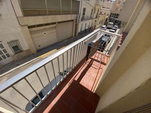 Apartment of 65m2 built in the Rã pita, Costa Dorada, Tarragona, has a living room with an outdoor balcony, a separate kitchen, a bathroom and 3 bedrooms. Very centrally located. Ideal as an investment for annual rental. The city of Sant Carles de la...