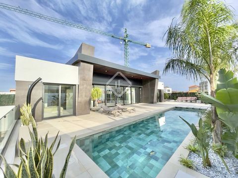 Lucas Fox presents this exclusive contemporary designer villa , offering luxury and tranquility. It has avant-garde architecture with high ceilings that maximize the feeling of spaciousness and light. The main bedroom features a custom walk-in closet...
