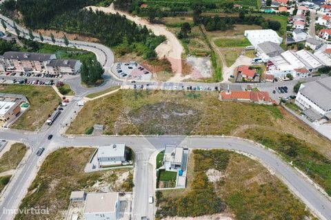 Plot of land for construction of individual housing in the center of the village of Lousada. All water, sanitation, electricity and gas infrastructures completed. Offer of topographic survey and construction project. Book your visit!