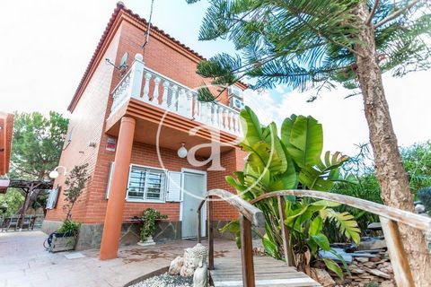 180 sqm refurbished house with Terrace and views in Moncada.The property has 4 bedrooms, 2 bathrooms, swimming pool, fireplace, 2 parking spaces, air conditioning, fitted wardrobes, laundry room, balcony, garden and heating. Ref. VV2111054 Features: ...
