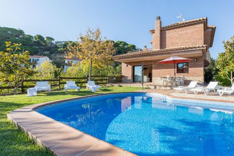 Villa Llevant is een modern huis, gelegen op 1 km van het strand Cala Canyellas op een perceel van 950 m2. Het heeft een oppervlakte van 170 m2 en ligt op 6 km van het centrum van Tossa de Mar, (4 km van het centrum van Lloret de Mar), in de badplaat...