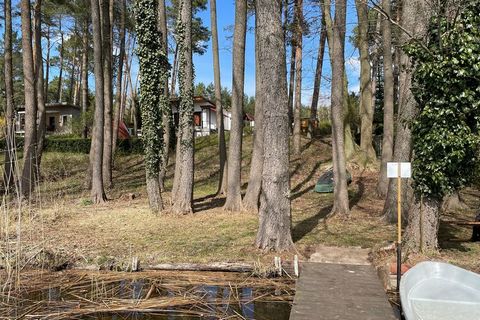 Quiet and idyllic bungalow with its own jetty in the middle of the Lindow Lake District. In a holiday area on a forest property of approx. 1,000 square meters on the small Werbellinsee. The jetty with boat mooring and rowing boat is approx. 30 m away...