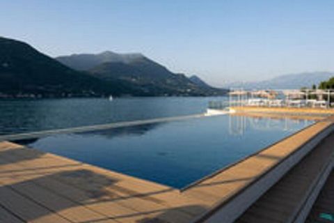 Pequeño complejo vacacional construido en 2021 directamente en el lago de Garda. Disfrute de pura relajación en la piscina compartida de la azotea, que también le ofrece una vista panorámica incomparable. La bañera de hidromasaje y la terraza adyacen...