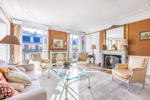 Paris 8th Faubourg Saint-Honoré / Hoche - top floor apartment with long balconies - 4 bedrooms and a parking space - an optional studio. In a quiet secure square, this 181 sq-m apartment with balonies of 17 sq-m is located on the 5th floor of a beaut...