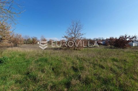 Not far from Kaštelir, this beautiful building plot of 901m2 is for sale. Building land surrounded by villas for rent and agricultural plots. Only 5 km from the sea in a small town, it represents a perfect opportunity to build a family house or a vac...