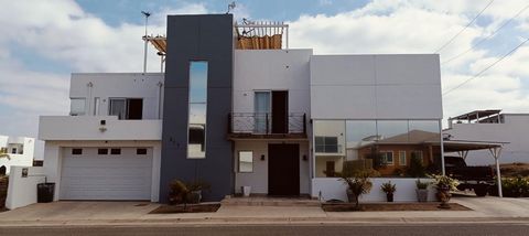 La tua oasi di famiglia a Playas de Rosarito: Residenza su due piani con 3 camere da letto, ognuna con bagno privato. Ampio spazio sociale con soggiorno e sala da pranzo. Cucina integrale e terrazza sul tetto con vista sul mare. Garage per due auto e...